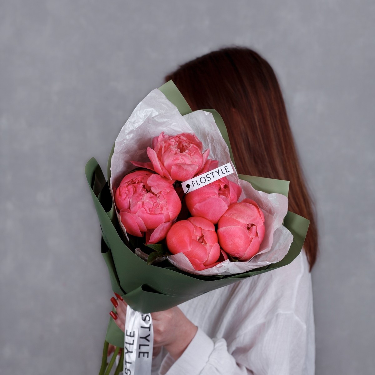 Букет из 5 коралловых пионов